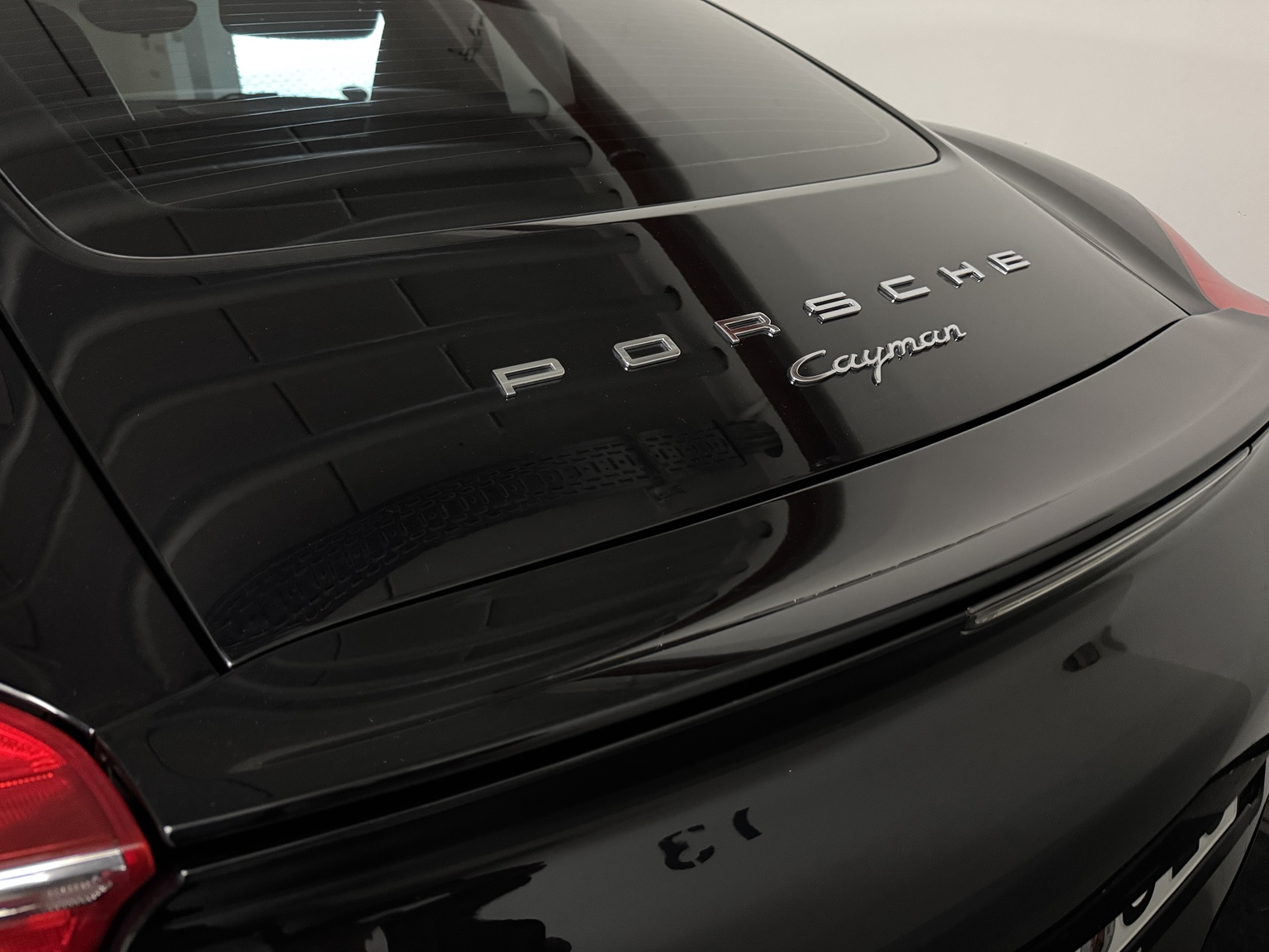 Cayman Schriftzug